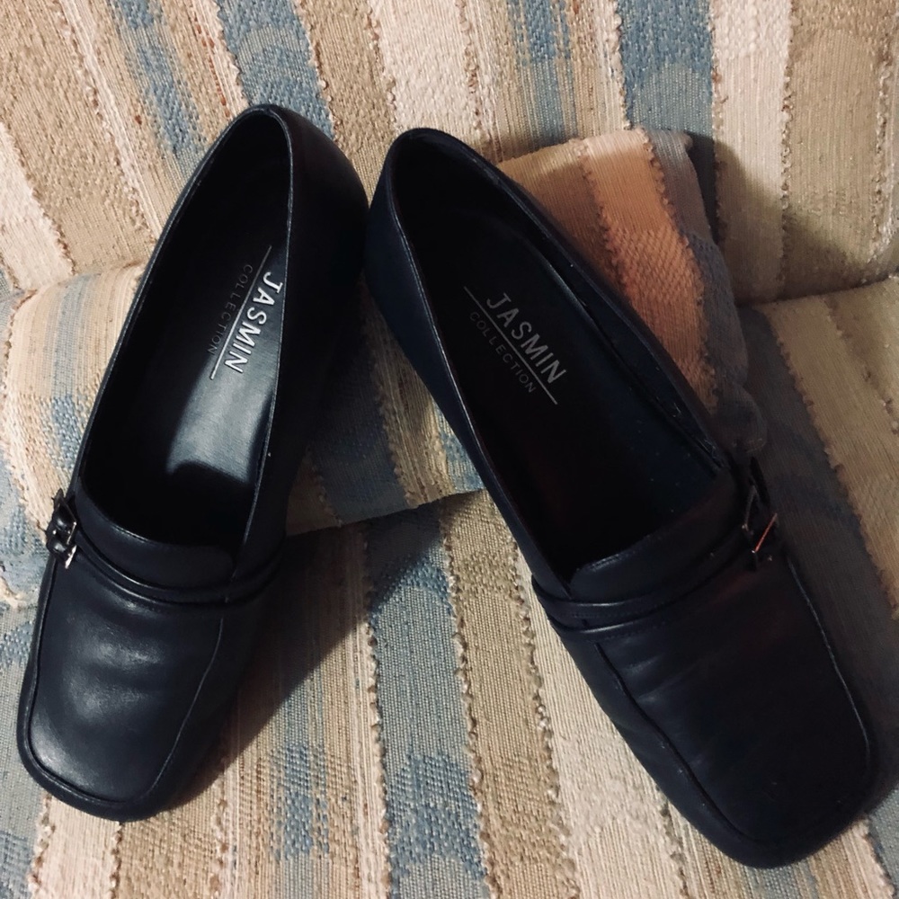 Jasmine Navy Loafer Size 6.5